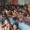 Những người di cư Rohingya và Bangladesh sau khi được ngư dân Indonesia cứu sống tại Kuala Langsa, tỉnh Aceh. (Nguồn: AFP/TTXVN)