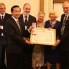 Đại sứ Nguyễn Văn Thảo trao Huân chương Hữu nghị của Chủ tịch nước cho Hội MSAVLC. (Ảnh: Đỗ Sinh/Vietnam+) 