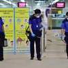 Nhân viên phun thuốc khử trùng phòng MERS tại sân bay quốc tế Gimpo ở thủ đô Seoul ngày 17/6. (Nguồn: AFP/TTXVN)