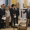 Tổng thống Nga Vladimir Putin (phải) gặp gỡ các doanh nhân Nga dự Diễn đàn kinh tế quốc tế St. Petersburg. (Nguồn: AFP/ TTXVN)