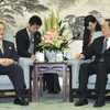 Chủ tịch Chính hiệp Trung Quốc Du Chính Thanh (phải) tiếp đoàn nghị sỹ LDP. (Nguồn: scmp)