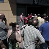 Người dân Hy Lạp xếp hàng đợi rút tiền mặt tại ATM của ngân hàng Alpha ở thủ đô Athens ngày 28/6. (Nguồn: AFP/TTXVN)