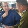 Bộ trưởng quốc phòng Israel Moshe Yaalon (giữa). (Nguồn: Bộ quốc phòng Israel)