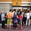 Người dân xếp hàng chờ rút tiền bên ngoài Ngân hàng Piraeus ở Athens ngày 29/6. (Nguồn: AFP/ TTXVN)