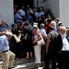 Người dân xếp hàng chờ rút tiền bên ngoài chi nhánh Ngân hàng quốc gia Hy Lạp đã đóng cửa ở Thessaloniki ngày 29/6. (Nguồn: AFP/ TTXVN)
