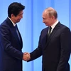 Trong ảnh: (tư liệu) Tổng thống Nga Vladimir Putin (phải) và Thủ tướng Nhật Bản Shinzo Abe (trái) trong cuộc gặp ở Osaka, Nhật Bản, ngày 29/6. (Nguồn: AFP/TTXVN)