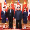 Trong ảnh: Nhà lãnh đạo Triều Tiên Kim Jong-un (thứ 2, phải) cùng phu nhân chụp ảnh chung với Chủ tịch Trung Quốc Tập Cận Bình (thứ 2, trái) cùng phu nhân đang ở thăm Bình Nhưỡng ngày 20/6/2019. (Nguồn: THX/TTXVN)