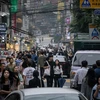 Trong ảnh: Người dân di chuyển trên đường phố tại Seoul, Hàn Quốc, ngày 6/9/2019. (Nguồn: AFP/TTXVN)