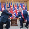 Trong ảnh: Tổng thống Mỹ Donald Trump (phải) và nhà lãnh đạo Triều Tiên Kim Jong-un trong cuộc gặp thượng đỉnh tại làng đình chiến Panmunjom trong Khu phi quân sự (DMZ) ngày 30/6/2019. (Nguồn: AFP/TTXVN)