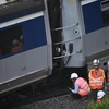 Trong ảnh: Nhân viên cứu hộ làm nhiệm vụ tại hiện trường vụ tai nạn trật bánh tàu điện ngầm (MTR) tại ga Hung Hom, Hong Kong, Trung Quốc, ngày 17/9. (Nguồn: AFP/TTXVN)