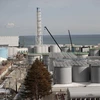 Trong ảnh: Lò phản ứng số 4 (trái) của nhà máy điện hạt nhân Fukushima ở Okuma, Fukushima, Nhật Bản. (Nguồn: AFP/TTXVN)
