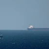 Tàu chở dầu tiến về Eo biển Hormuz ở ngoài khơi Khasab, Oman. (Nguồn: AFP/TTXVN)