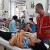 Chị Trần Thị Tuyết Mai được cấp cứu tại Bệnh viện đa khoa tỉnh Tây Ninh. (Nguồn: Lê Đức Hoảnh-TTXVN)