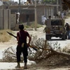 Trong ảnh: Binh sỹ thuộc lực lượng GNA trong cuộc giao tranh với các tay súng LNA tại khu vực ngoại ô Tripoli, Lybia, ngày 25/4. (Nguồn: AFP/TTXVN)