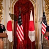 Trong ảnh: Thủ tướng Nhật Bản Shinzo Abe (phải) và Tổng thống Mỹ Donald Trump trong cuộc họp báo sau hội đàm tại Tokyo ngày 27/5/2019. (Nguồn: AFP/TTXVN)