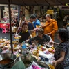 Trong ảnh: Người dân mua bán thực phẩm tại chợ ở Bangkok, Thái Lan. (Nguồn: AFP/TTXVN)