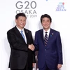 Trong ảnh: Thủ tướng Nhật Bản Shinzo Abe (phải) và Chủ tịch Trung Quốc Tập Cận Bình tại Hội nghị thượng đỉnh G20 ở Osaka ngày 28/6/2019. (Nguồn: Yonhap/TTXVN)