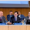 Đại sứ Dương Chí Dũng - Chủ tịch Đại hội đồng WIPO (ngồi giữa) và Tổng Giám đốc Tổ chức Sở hữu Trí tuệ Thế giới Francis Gurry. (Ảnh: Tố Uyên/TTXVN)