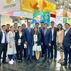 Đại sứ Việt Nam tại Đức Nguyễn Minh Vũ và Tham tán Thương mại Bùi Vương Anh chụp ảnh lưu niệm cùng đại diện các doanh nghiệp Việt Nam tham dự Anuga 2019. (Ảnh: Phạm Thắng/TTXVN)