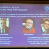 Ba nhà khoa học đoạt giải Nobel Vật lý 2019 (từ trái sang): James Peebles, Michel Mayor và Didier Queloz được xướng danh tại Viện Khoa học Hoàng gia Thụy Điển Karolinska ở Stockholm ngày 8/10/2019. (Nguồn: AFP/TTXVN)