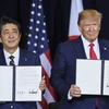 Thủ tướng Nhật Bản Shinzo Abe và Tổng thống Mỹ Donald Trump tại lễ ký thỏa thuận thương mại song phương ở New York của Mỹ ngày 25/9. (Nguồn: AFP/TTXVN)