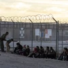 Lực lượng biên phòng Mỹ bắt giữ một nhóm người di cư gần Cầu quốc tế Paso Del Norte, nối giữa các thành phố biên giới Mỹ và Mexico ngày 18/4/2019. (Nguồn: AFP/TTXVN)