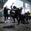 Trung Quốc cấm vận chuyển quần áo màu đen tới Hong Kong