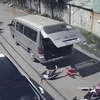 Đồng Nai: Xe đưa đón bung cửa làm hai học sinh văng xuống đường