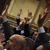 Các thành viên của đảng Anh em Hồi giáo giơ tay phê duyệt một đạo luật hồi đầu năm nay. (Nguồn: Reuters)