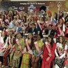 Các người đẹp đến từ 60 quốc gia chụp ảnh với ban tổ chức và nhà tài trợ. (Nguồn: thestar.com.my)