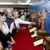 Cán bộ cao cấp nghỉ hưu góp ý kiến 32 mẫu phác thảo Tượng đài Chủ tịch Hồ Chí Minh. (Ảnh: Hoàng Hải/TTXVN)
