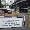 Người biểu tình đặt các chướng ngại vật ngăn cản trên một con đường du lịch chính tại Bangkok. (Nguồn: Reuters)