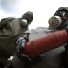 Các nhân viên Đức trong trang phục bảo hộ diễn tập tại khu vực tiêu hủy vũ khí hóa học. (Nguồn: AFP/TTXVN)