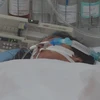 Bệnh nhân Bo Bo Thị Xuất được các bác sỹ điều trị tích cực tại bệnh viện. (Ảnh: Tiên Minh-Nguyên Lý/TTXVN)
