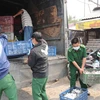 Đoàn công tác Thành phố Hồ Chí Minh kiểm tra trứng vịt, gà chưa qua kiểm dịch. (Ảnh: An Hiếu/TTXVN)