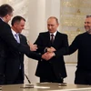 Tổng thống Nga Vladimir Putin (thứ hai, phải) sau buổi ký hiệp ước về sáp nhập Crimea vào Nga, tại Moskva ngày 18/3. (Nguồn: AFP/TTXVN)
