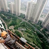 Một công nhân xây dựng trên một tòa nhà dân cư ở Thượng Hải, Trung Quốc. (Nguồn: Reuters)