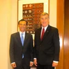 Đại sứ Lương Thanh Nghị chụp ảnh cùng Chủ tịch Thượng viện Australia John Hogg. (Ảnh: Đại sứ quán Việt Nam tại Australia cung cấp) 