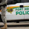 Một binh sỹ đứng gác tại căn cứ Fort Hood. (Ảnh: AP)