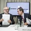 Rolf Soiron, Chủ tịch Holcim (trái) và ông Bruno Lafont, giám đốc điều hành của Lafarge SA tại cuộc họp báo ở Zurich. (Nguồn: Bloomberg)