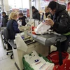 Người dân thanh toán tiền tại một siêu thị Italy. (Nguồn: AP)