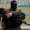 Một tay súng gác bên ngoài trụ sở cơ quan cảnh sát ở Kramatorsk ngày 22/4. (Nguồn: AFP/ TTXVN)