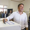 Thủ tướng Italy Matteo Renzi bỏ phiếu bầu cử EP. (Nguồn: AFP/TTXVN)