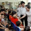 Phó Chủ tịch nước Nguyễn Thị Doan tặng quà trẻ em ung thư 
