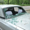 Một chiếc xe bị phá hủy trong xung đột giữa quân đội Ukraine và lực lượng biểu tình có vũ trang ở Lugansk ngày 29/5. (Nguồn: AFP/ TTXVN)