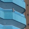Hình ảnh bé trai cheo leo trên ban công tầng 5. (Nguồn: nydailynews.com)