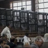 Các bị cáo tại phiên tòa ở thủ đô Cairo ngày 7/6. (Nguồn: AFP/TTXVN)