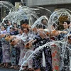 [Photo] Thiếu nữ Nhật té nước làm dịu không khí nắng nóng