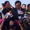 Video Thủ tướng Thái Lan xoa đầu phóng viên gây bão mạng