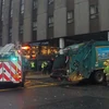 Anh: Xe chở rác đâm vào khách sạn khiến 14 người thương vong
